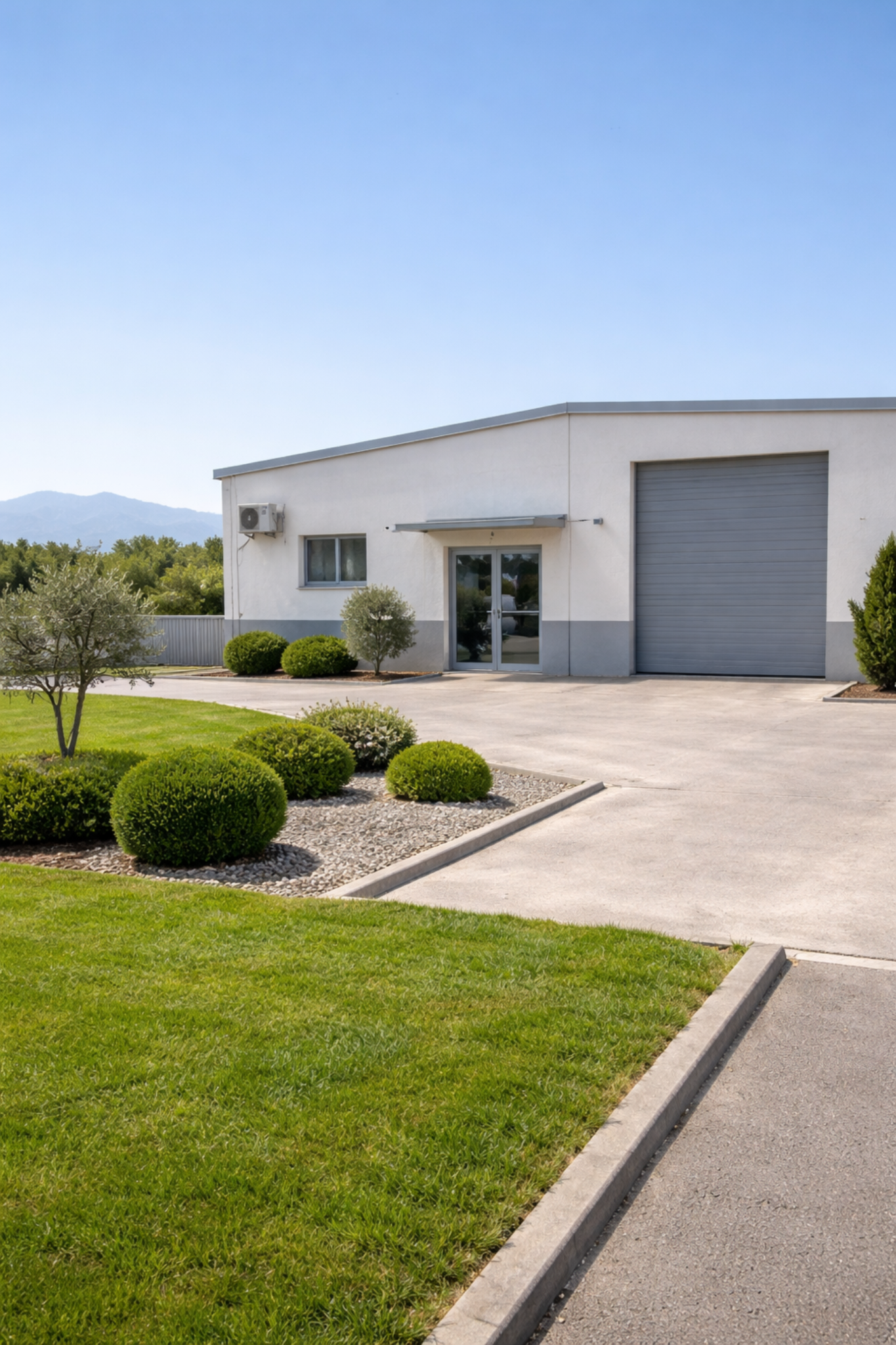 Περιποιημένος κήπος μικρής επιχείρησης με καθαρά παρτέρια